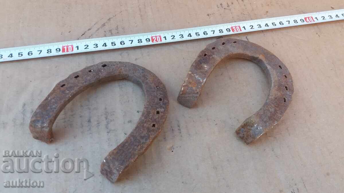 ЛОТ ОТ 2 БРОЯ КОВАНИ ПОДКОВИ, ПЕТАЛИ - 5