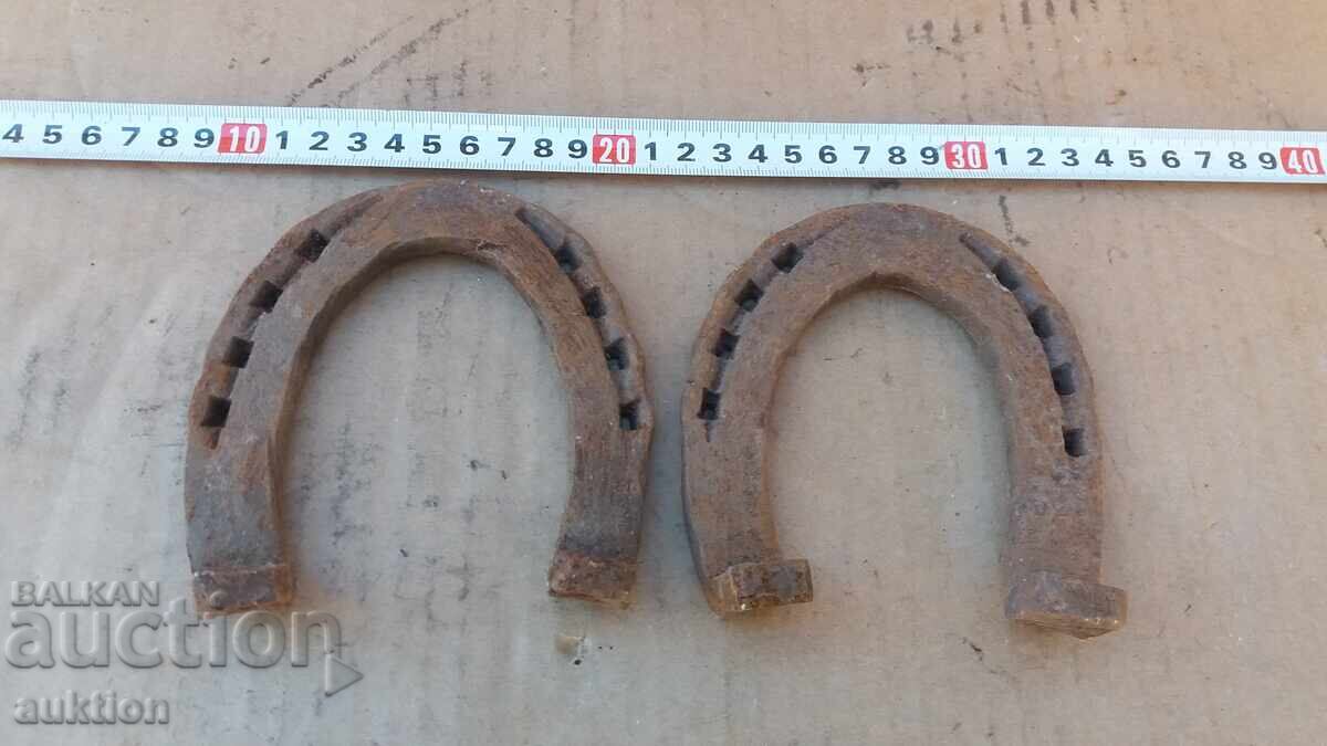 ЛОТ ОТ 2 БРОЯ КОВАНИ ПОДКОВИ, ПЕТАЛИ