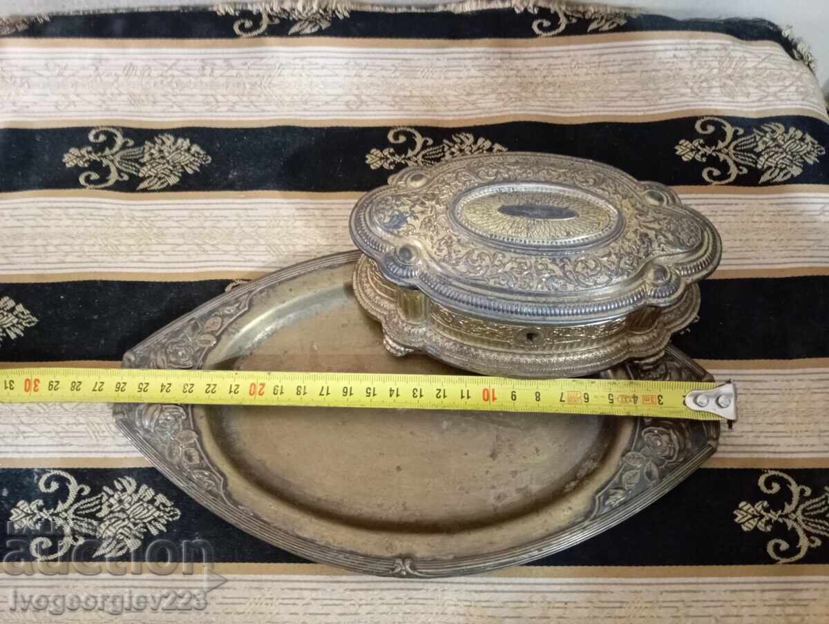 Παλιό κουτί κοσμημάτων με δίσκο με τιμή € 99.00 | 193.63 BGN Παλιό κουτί κοσμημάτων με δίσκο με τιμή € 99.00 | 193.63 BGN