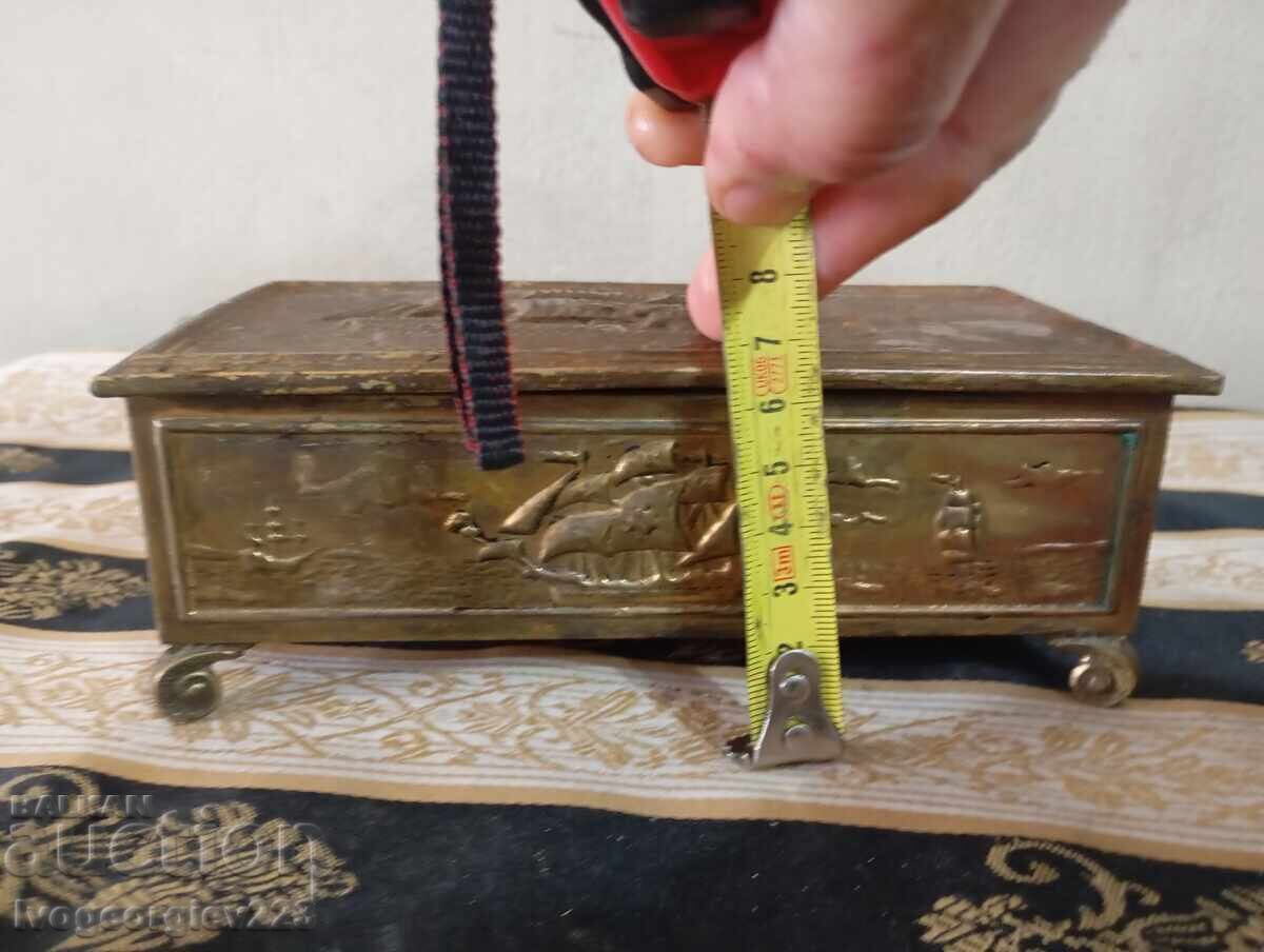 Cutie veche de bijuterii cu mecanism muzical cu preț € 26.00 | 50.85 BGN Cutie veche de bijuterii cu mecanism muzical cu preț € 26.00 | 50.85 BGN