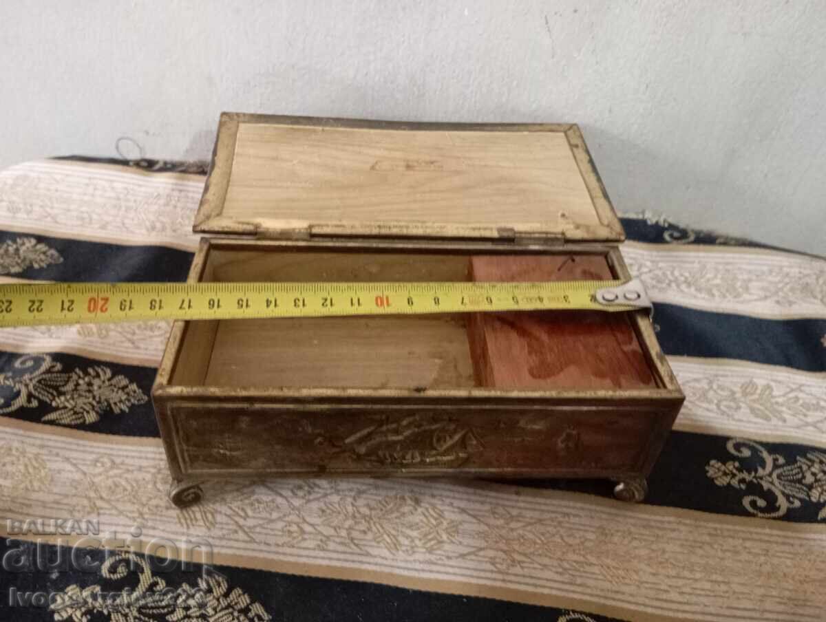 Licitație Cutie veche de bijuterii cu mecanism muzical Licitație Cutie veche de bijuterii cu mecanism muzical