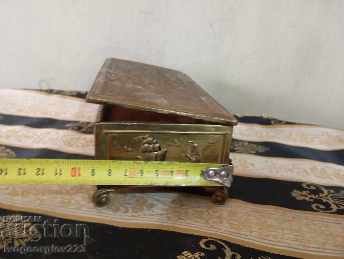 Livrarea Cutie veche de bijuterii cu mecanism muzical Livrarea Cutie veche de bijuterii cu mecanism muzical