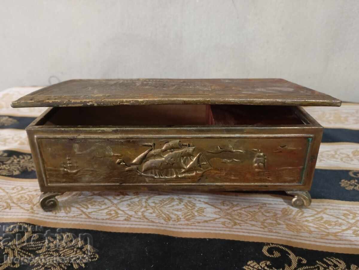 Cutie veche de bijuterii cu mecanism muzical Cutie veche de bijuterii cu mecanism muzical