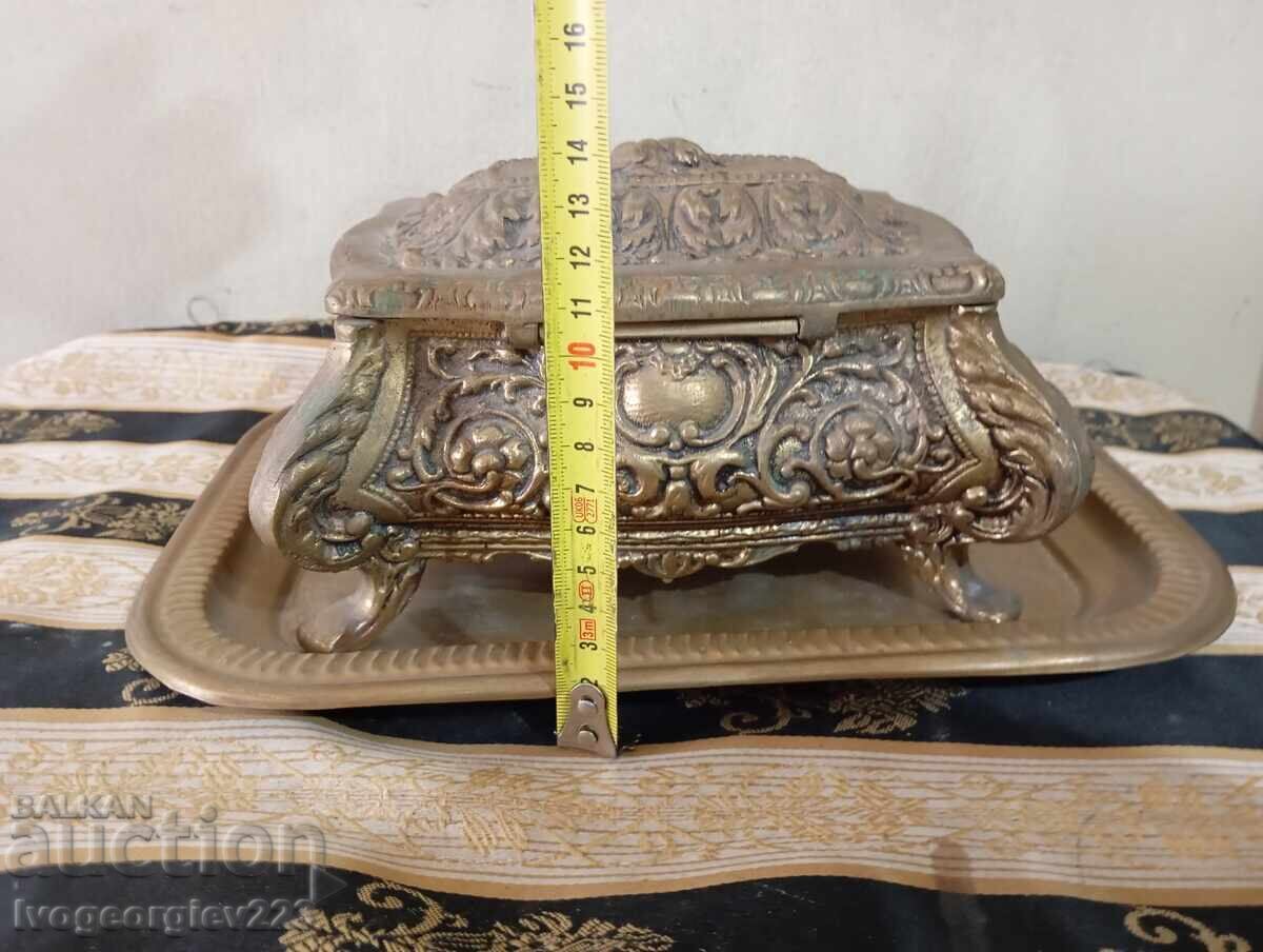 Cutie de bijuterii barocă cu tavă cu preț € 245.00 | 479.18 BGN Cutie de bijuterii barocă cu tavă cu preț € 245.00 | 479.18 BGN