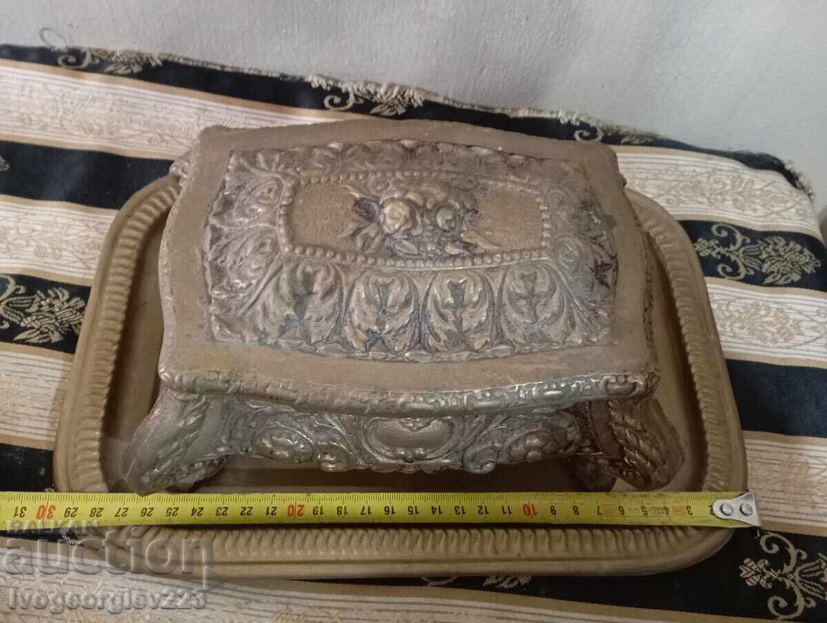 Licitație Cutie de bijuterii barocă cu tavă Licitație Cutie de bijuterii barocă cu tavă