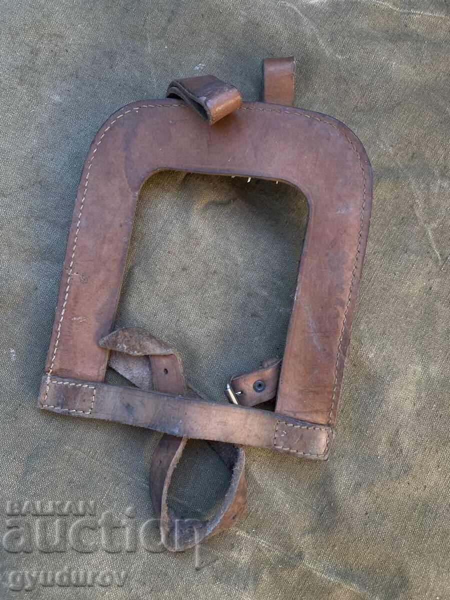 Shoulder blade carrier