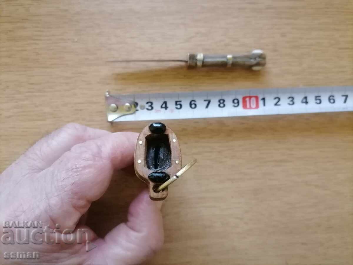 Livrarea Vechi cuțit mic cu teacă de lemn