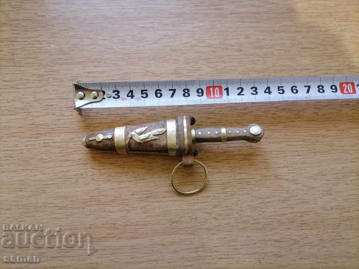 Vechi cuțit mic cu teacă de lemn