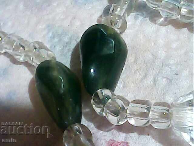 Παράδοση Όμορφο κολιέ με φυσικά πετράδια και χάντρες