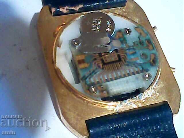 Delivery of 2 Gold-Plated Electronic Watches, Working Without Batteries Delivery of 2 Gold-Plated Electronic Watches, Working Without Batteries