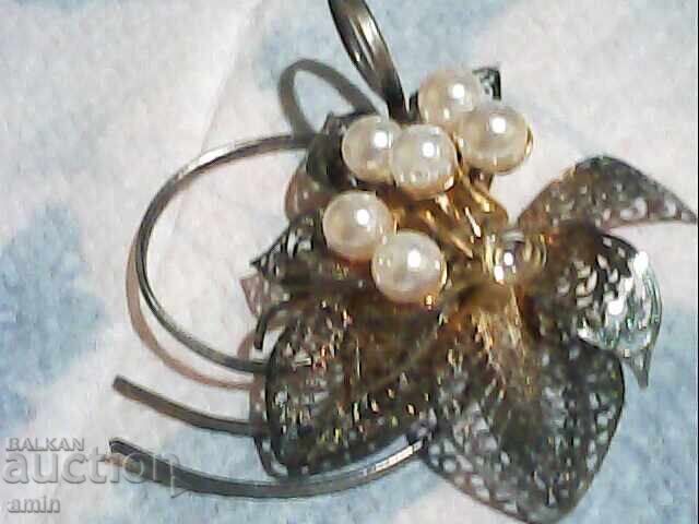 красива брошка и позлатана висулка с цена € 7.67 | 15.00 лв. красива брошка и позлатана висулка с цена € 7.67 | 15.00 лв.