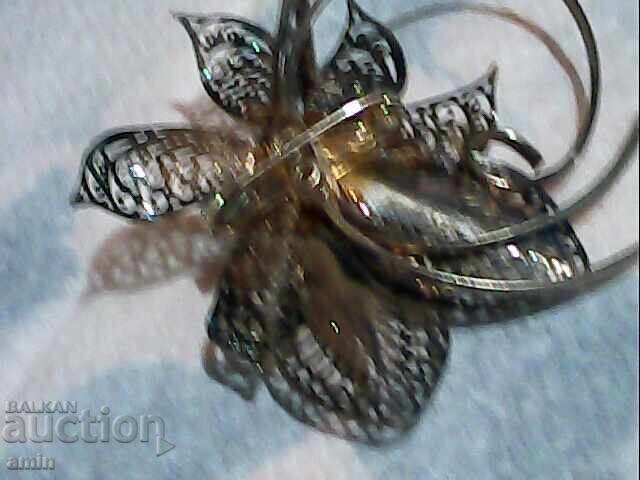 Аукцион красива брошка и позлатана висулка Аукцион красива брошка и позлатана висулка