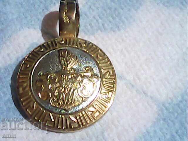 Доставка на красива брошка и позлатана висулка Доставка на красива брошка и позлатана висулка