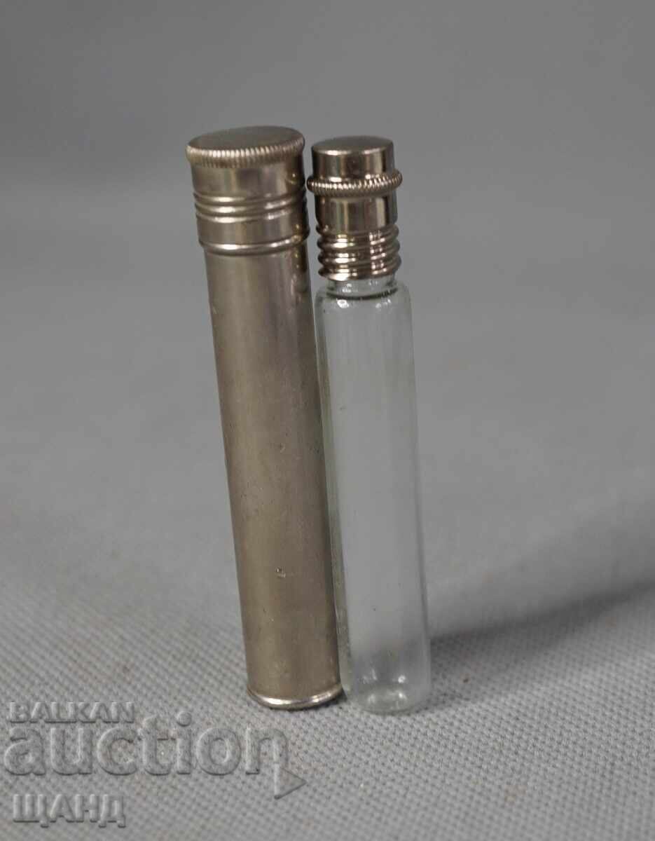 Sticluță veche de parfum din sticlă, muscal, cu recipient metalic
