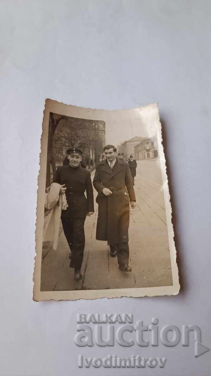 Photo Sofia Two Young People on a Walk in Front of the Military Club