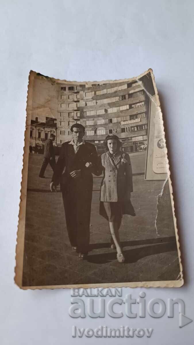 Fotografie Sofia Un tânăr și o tânără la plimbare Fotografie Sofia Un tânăr și o tânără la plimbare