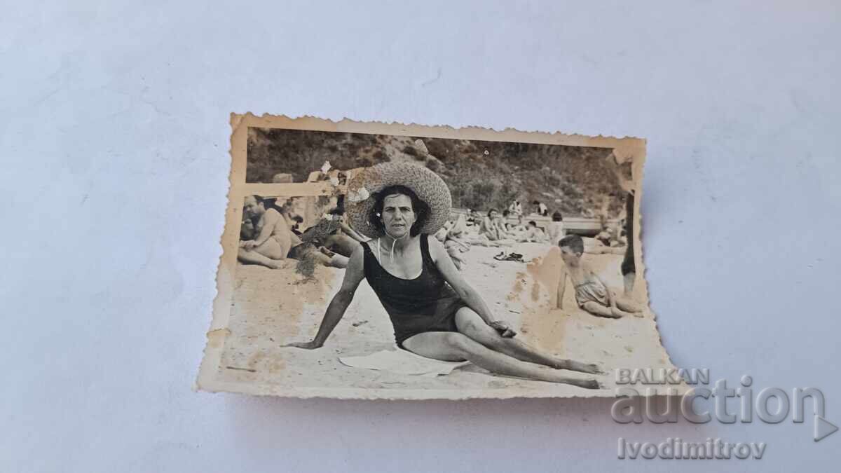 Φωτογραφία Ηλικιωμένης Γυναίκας στην Παραλία