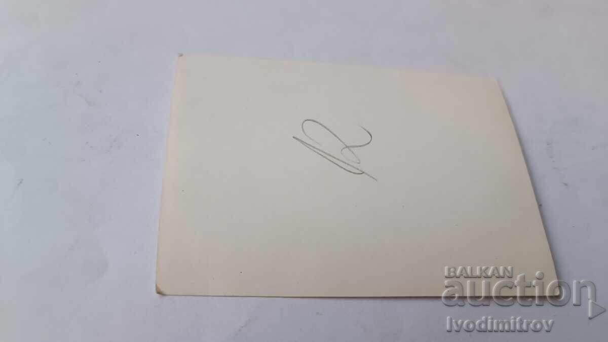 Φωτογραφία Δύο γυναικών σε βράχο πάνω από τη θάλασσα με τιμή € 0.56 | 1.10 BGN Φωτογραφία Δύο γυναικών σε βράχο πάνω από τη θάλασσα με τιμή € 0.56 | 1.10 BGN