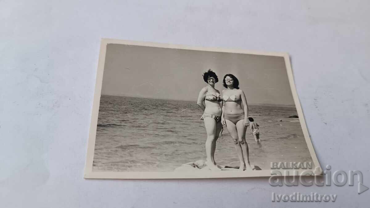 Φωτογραφία Δύο γυναικών σε βράχο πάνω από τη θάλασσα Φωτογραφία Δύο γυναικών σε βράχο πάνω από τη θάλασσα