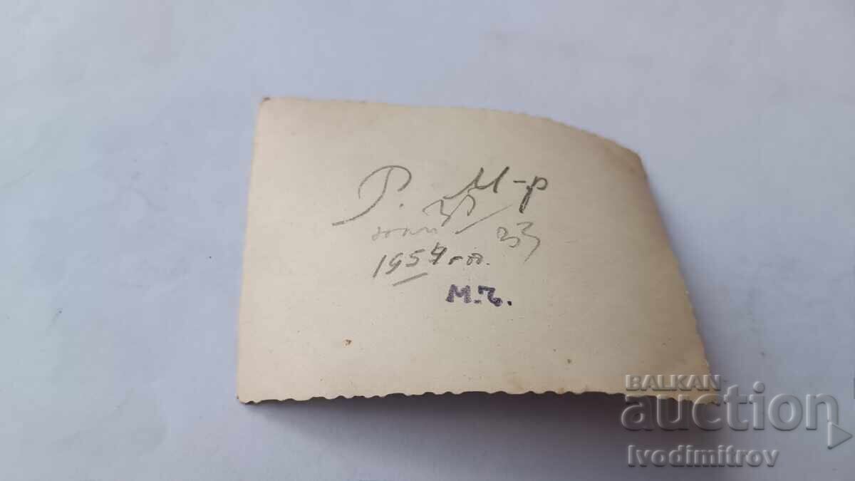 Fotografie Tineră fată cu pantaloni scurți 1954 cu preț € 0.68 | 1.33 BGN Fotografie Tineră fată cu pantaloni scurți 1954 cu preț € 0.68 | 1.33 BGN