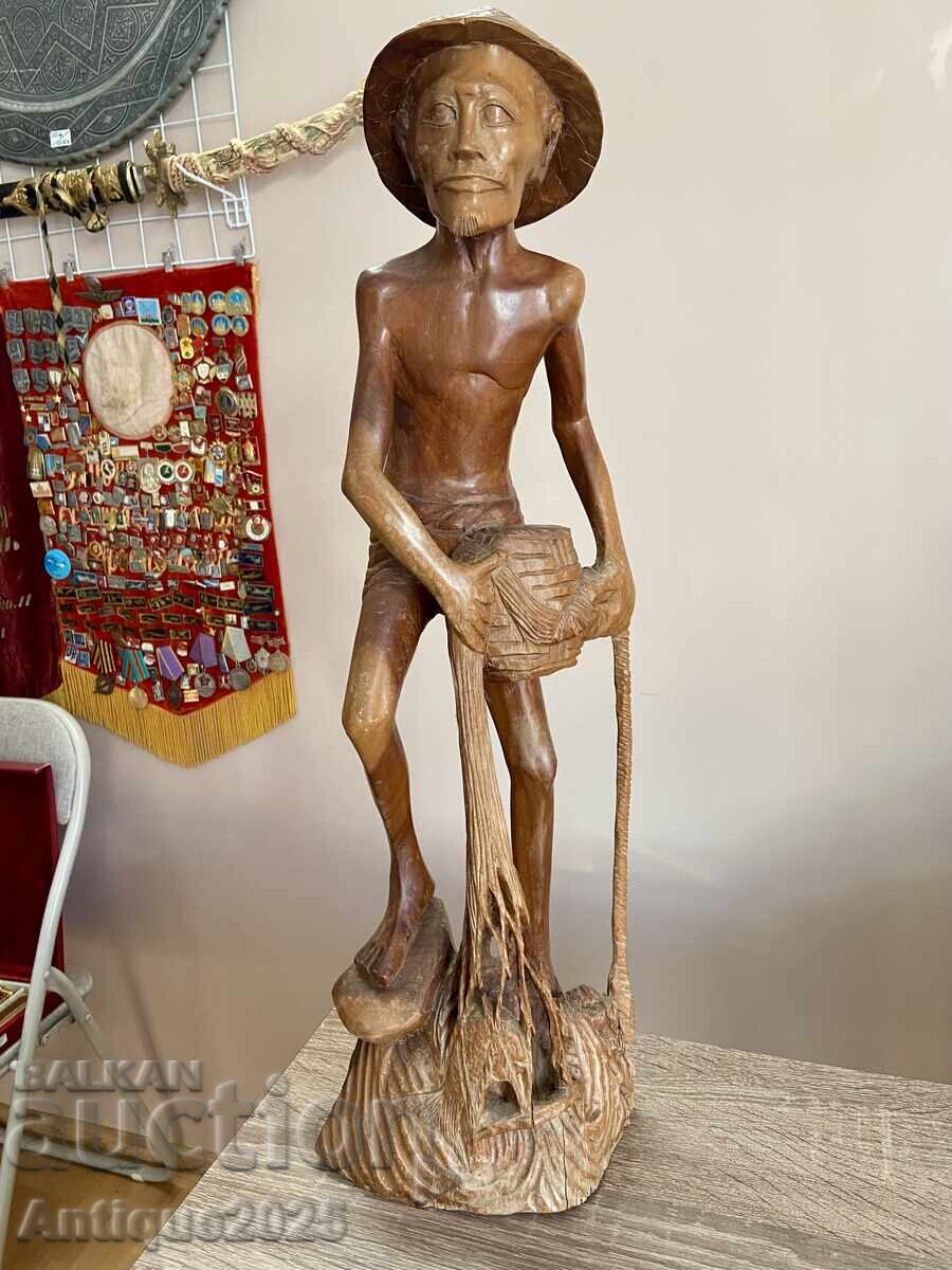 Sculptură vintage sculptată din lemn de tec — pescar cu plasă