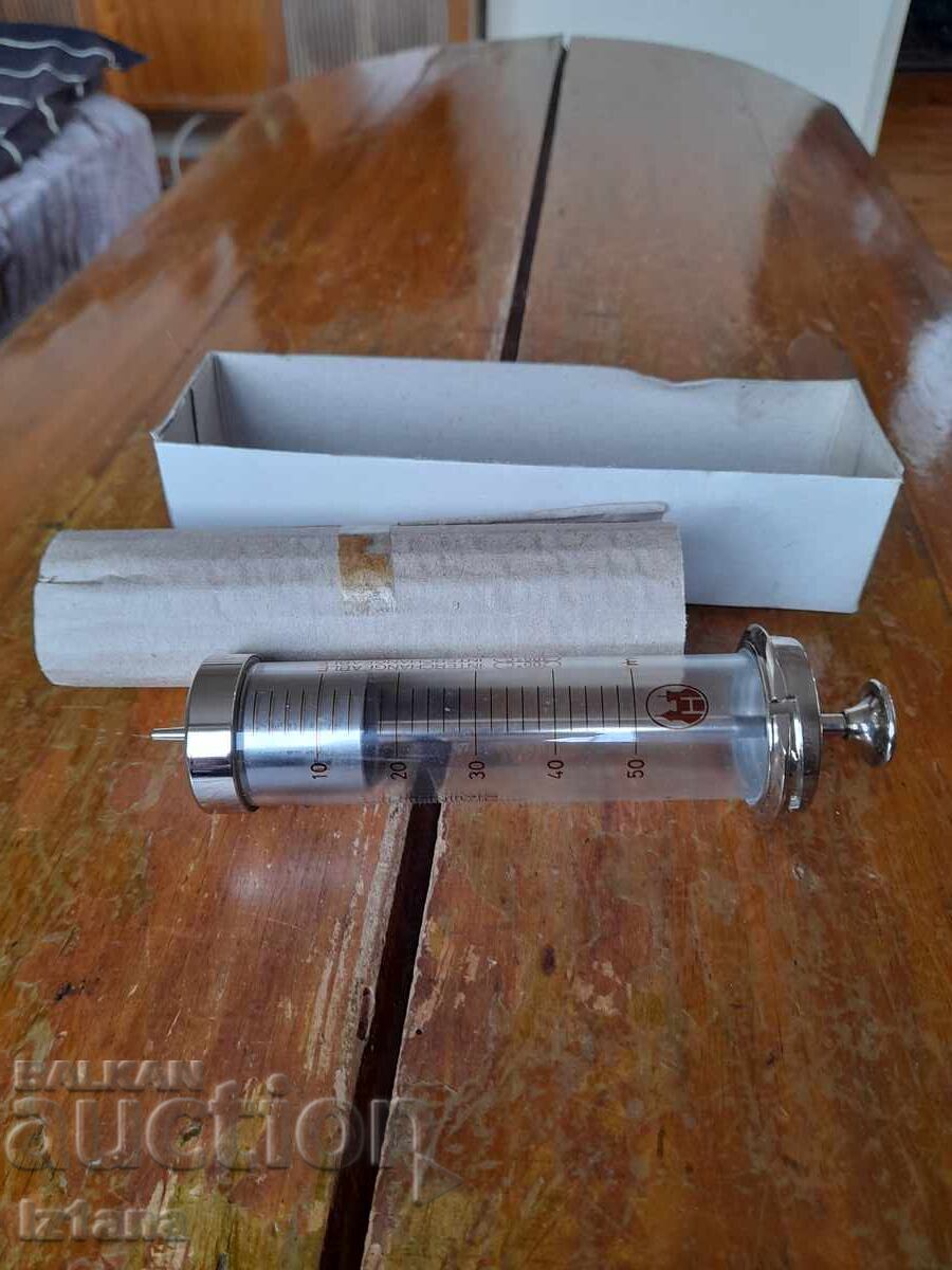 Seringă veche de sticlă cu preț € 35.00 | 68.45 BGN Seringă veche de sticlă cu preț € 35.00 | 68.45 BGN