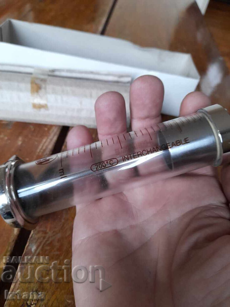 Livrarea Seringă veche de sticlă Livrarea Seringă veche de sticlă