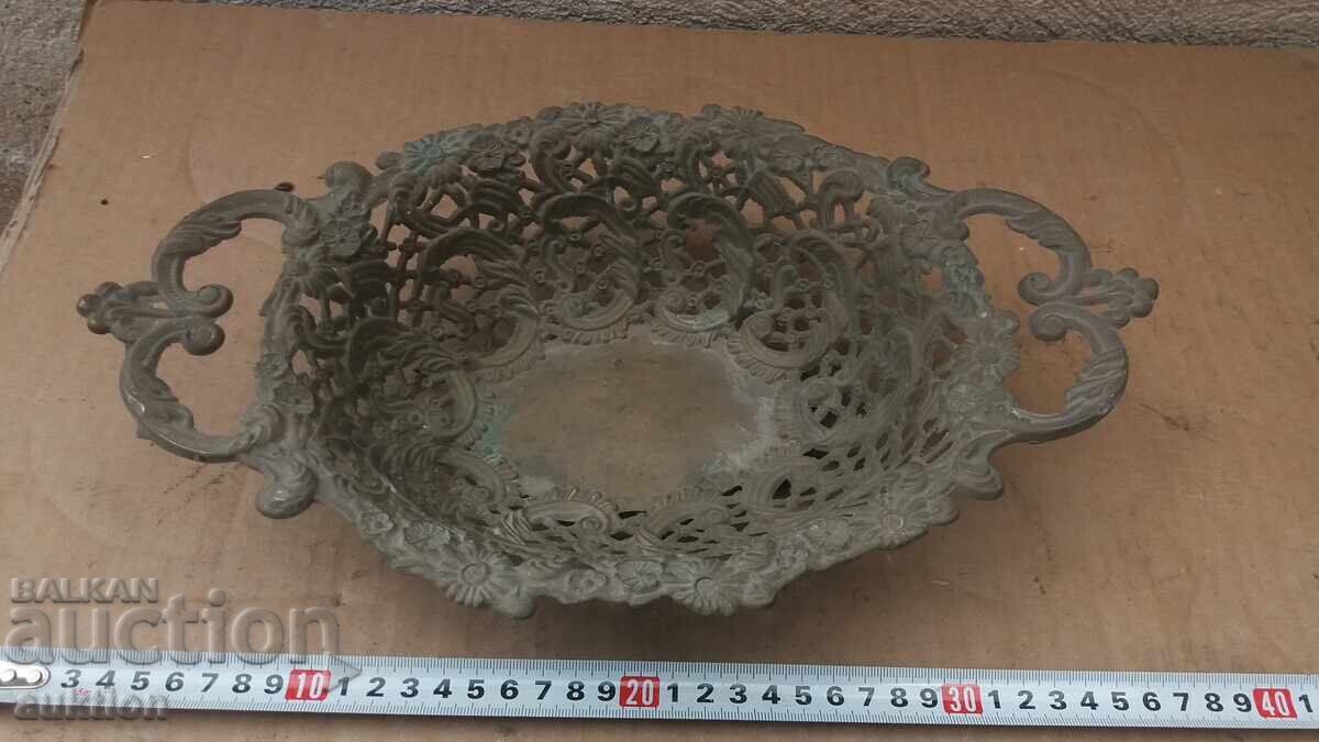 CUPĂ MASIVĂ DE BRONZ ARISTOCRATICĂ cu preț € 14.99 | 29.32 BGN CUPĂ MASIVĂ DE BRONZ ARISTOCRATICĂ cu preț € 14.99 | 29.32 BGN