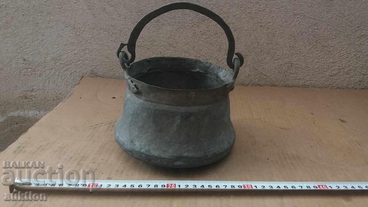 VAS DE CUPRU FORJAT MIC DE NUNTĂ, MÂNER