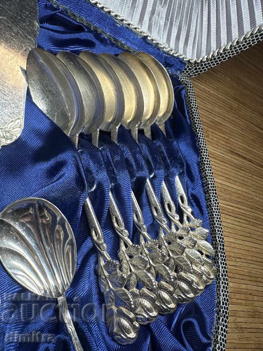 Auction  Cake utensil set