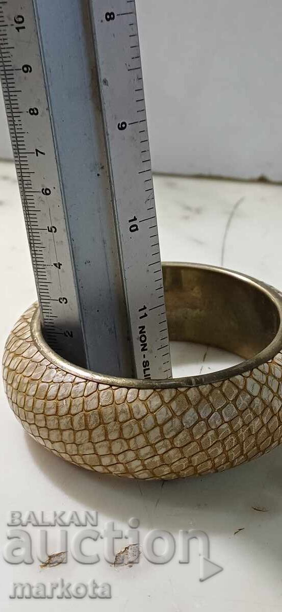 Brățară veche de bronz cu piele de șarpe cu preț € 15.00 | 29.34 BGN