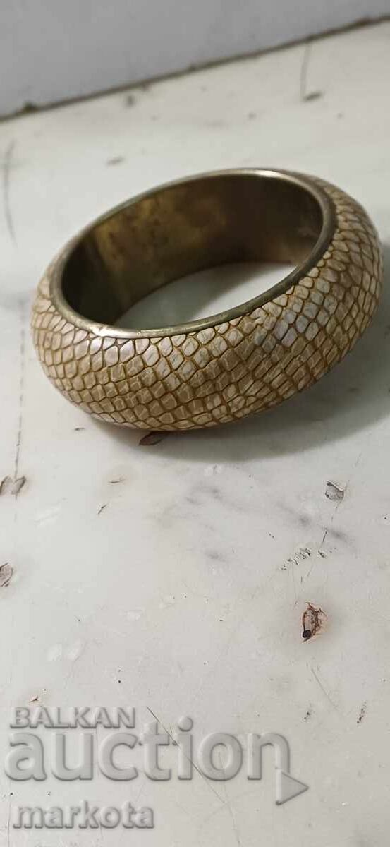 Livrarea Brățară veche de bronz cu piele de șarpe