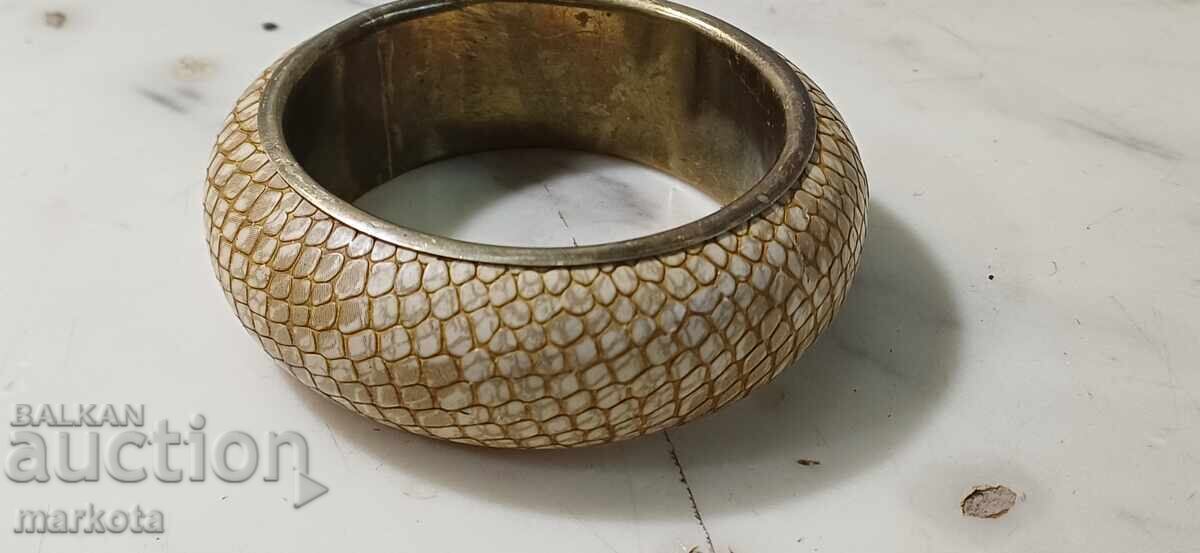 Brățară veche de bronz cu piele de șarpe