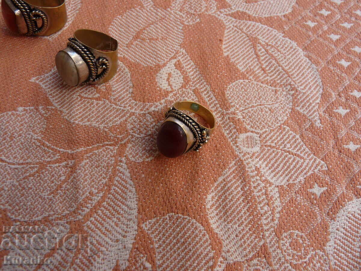 Inele vechi de bronz cu preț € 10.00 | 19.56 BGN Inele vechi de bronz cu preț € 10.00 | 19.56 BGN