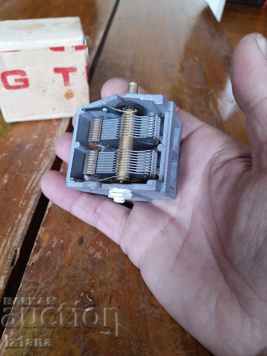 Стар въздушен кондензатор КПВ с цена € 29.00 | 56.72 лв. Стар въздушен кондензатор КПВ с цена € 29.00 | 56.72 лв.