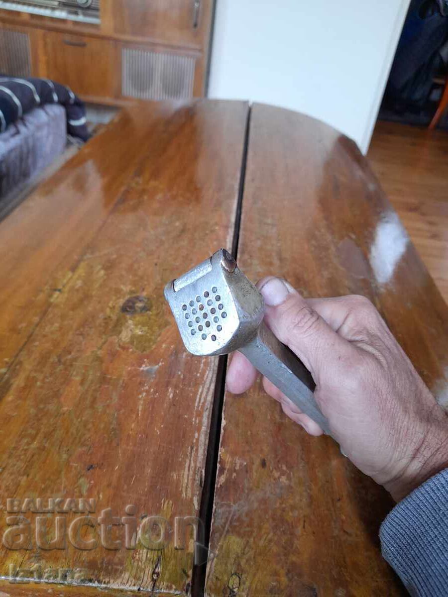 Presă veche de usturoi din aluminiu cu preț € 11.00 | 21.51 BGN