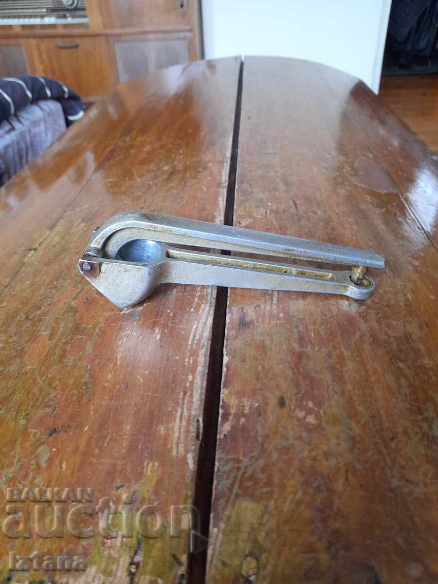 Presă veche de usturoi din aluminiu