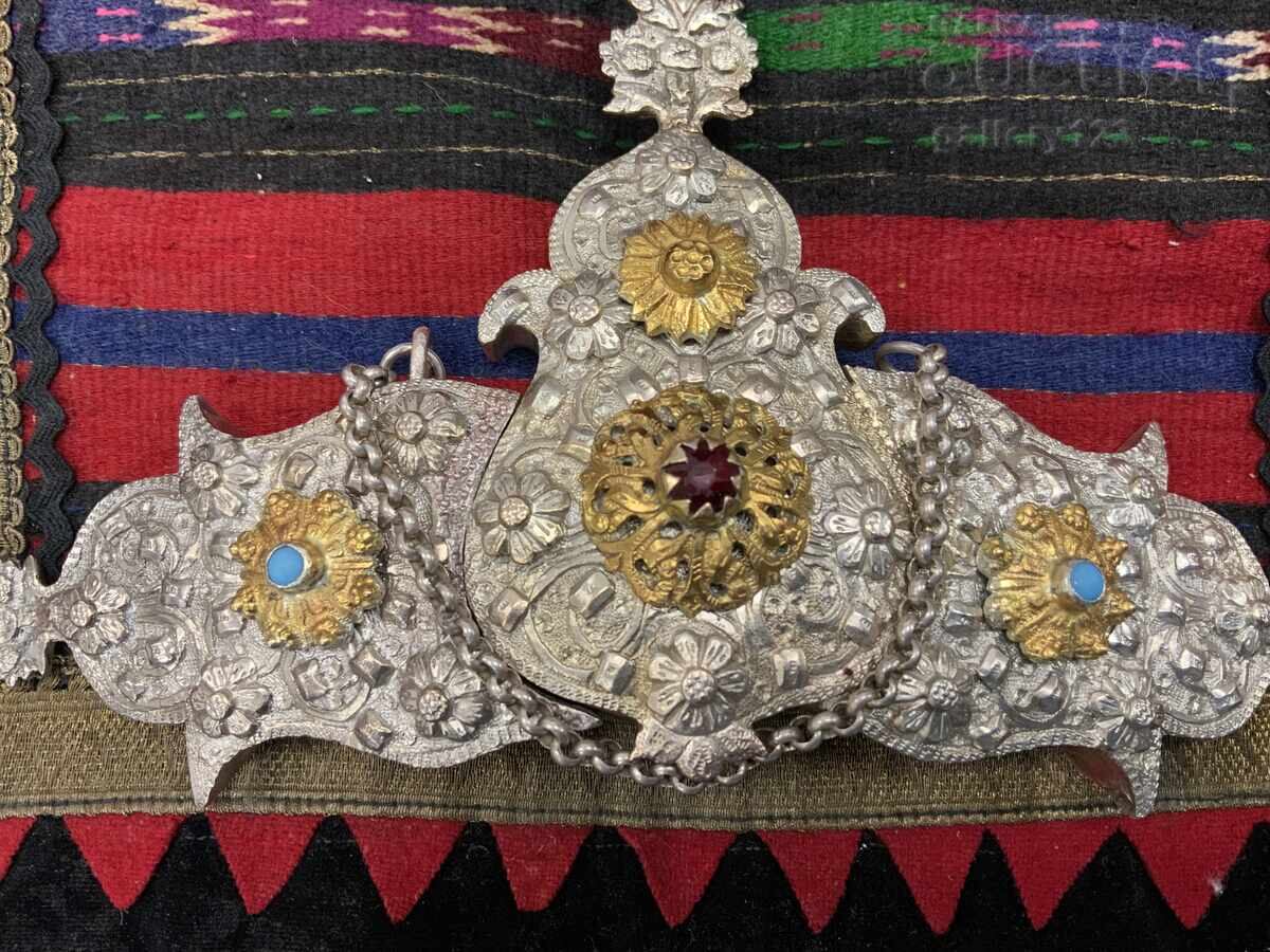 Pafte din ținutul Kjustendil, argint, proba 300-400, sticlă colorată, aurite cu preț € 255.00 | 498.74 BGN Pafte din ținutul Kjustendil, argint, proba 300-400, sticlă colorată, aurite cu preț € 255.00 | 498.74 BGN