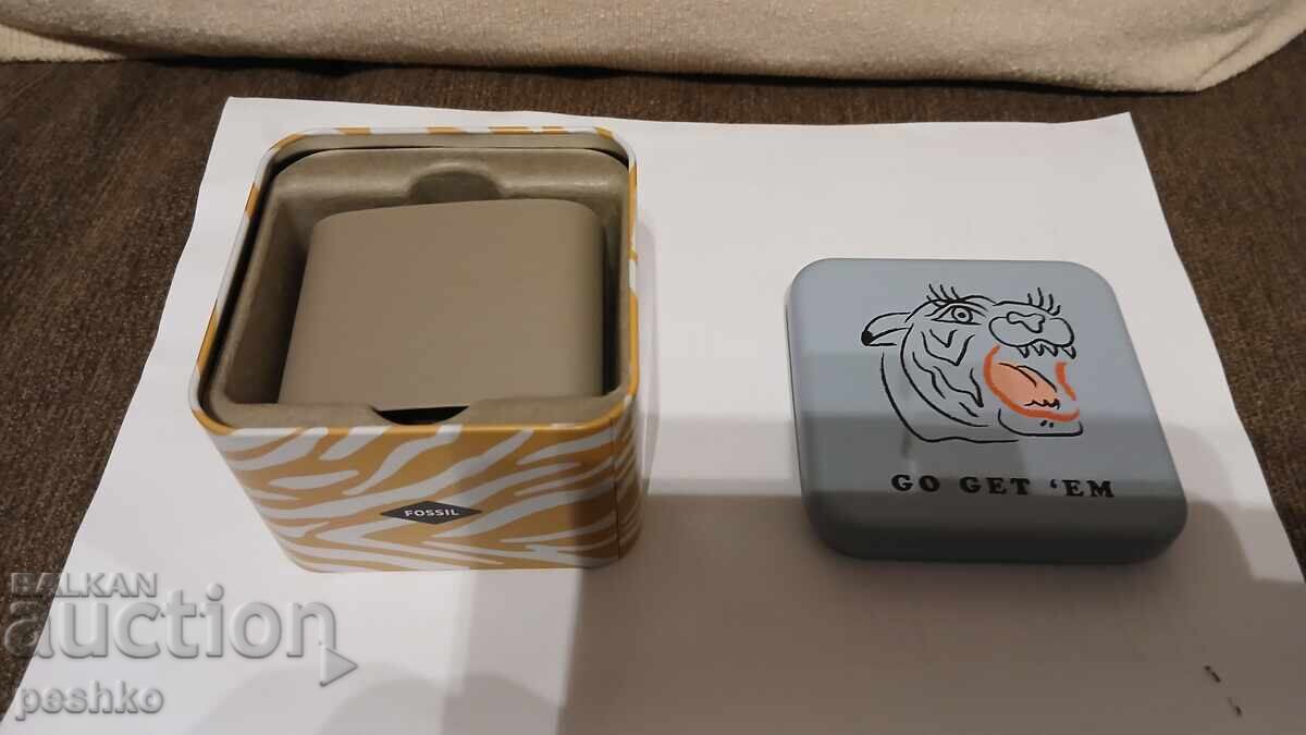 Кутия за часовник Фосил с цена € 5.00 | 9.78 лв. Кутия за часовник Фосил с цена € 5.00 | 9.78 лв.