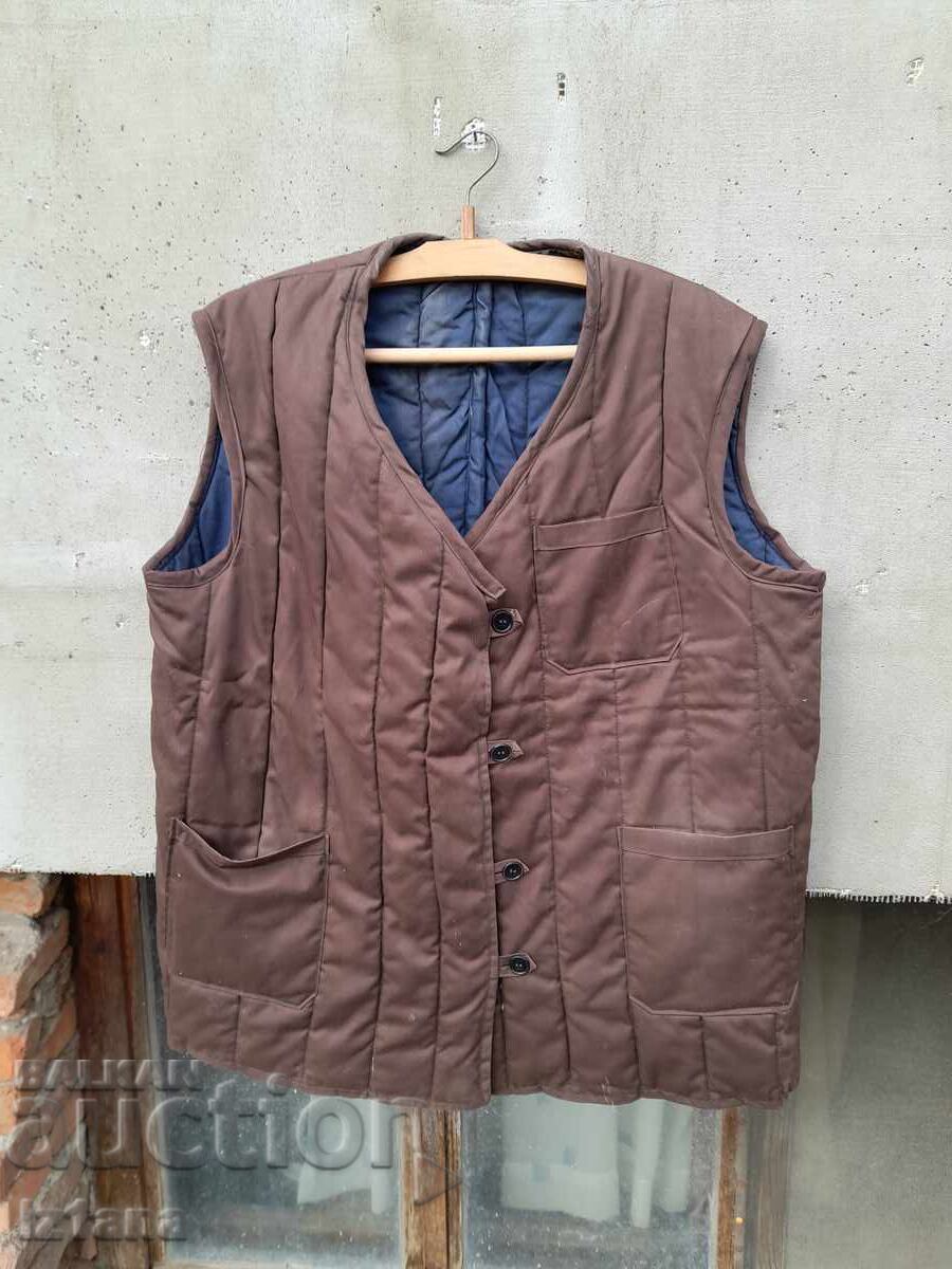 Стар ватиран елек с цена € 27.00 | 52.81 лв.