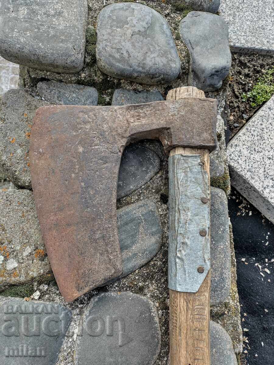 Огромна стара брадва с цена € 40.00 | 78.23 лв.