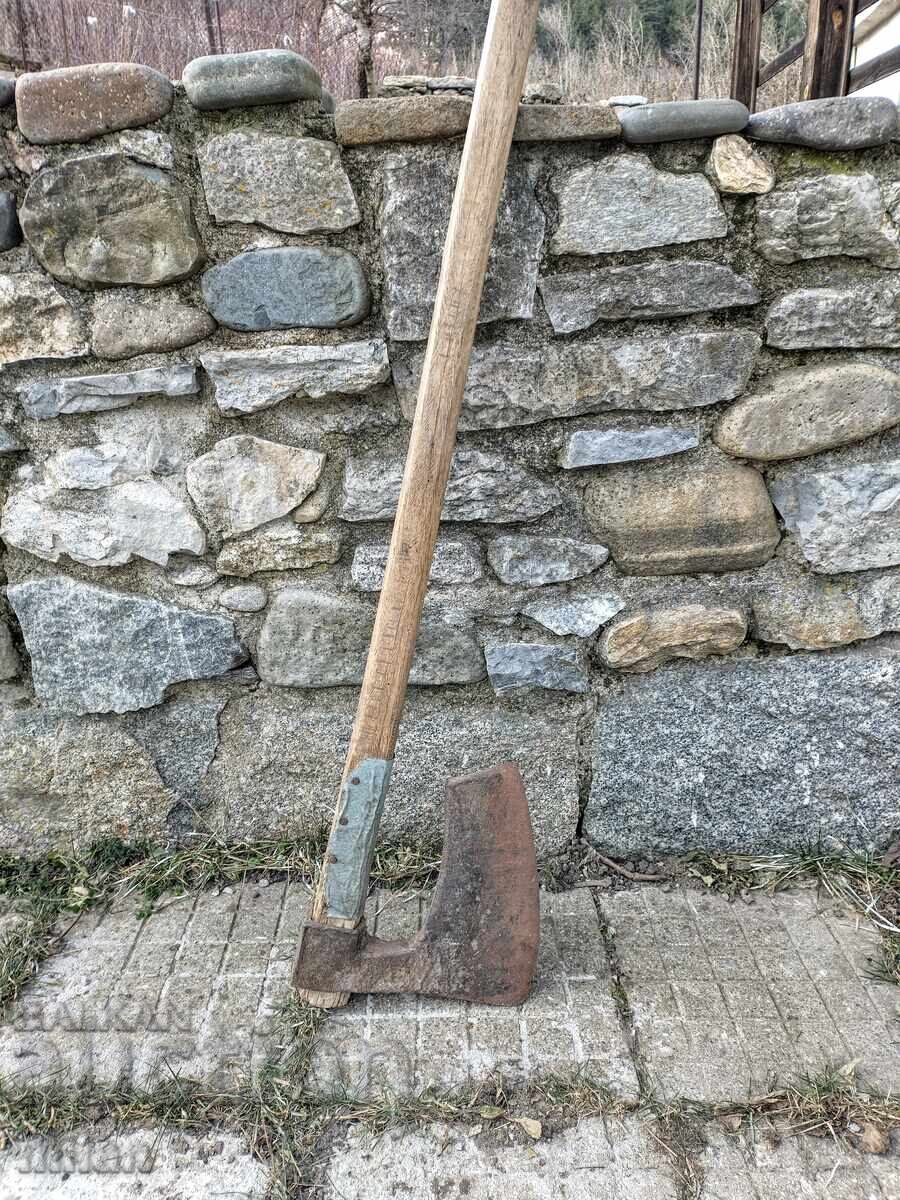 Аукцион Огромна стара брадва