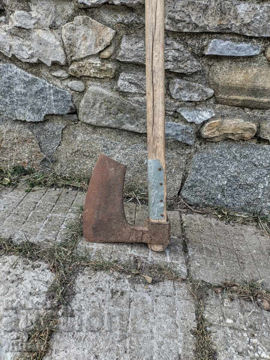 Доставка на Огромна стара брадва