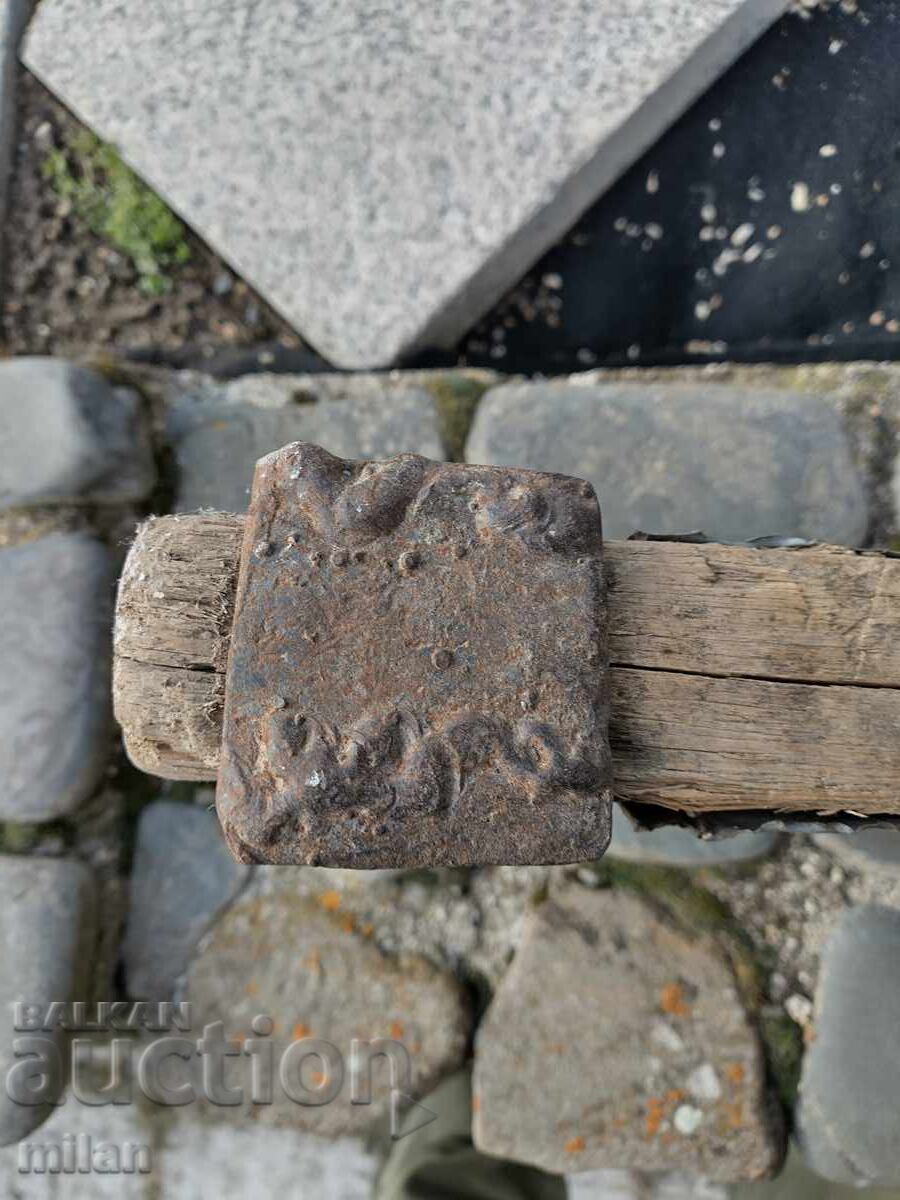 Огромна стара брадва - 5