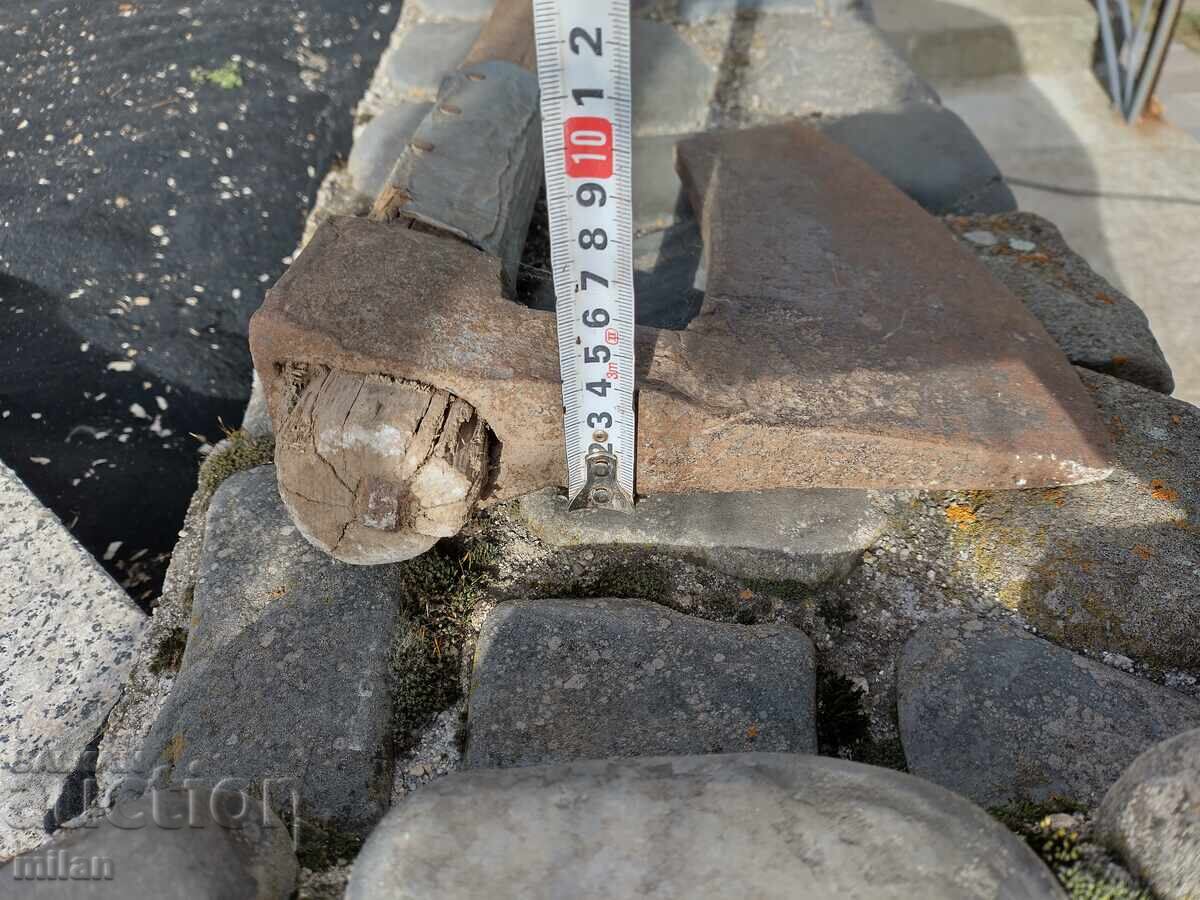 Огромна стара брадва - 6