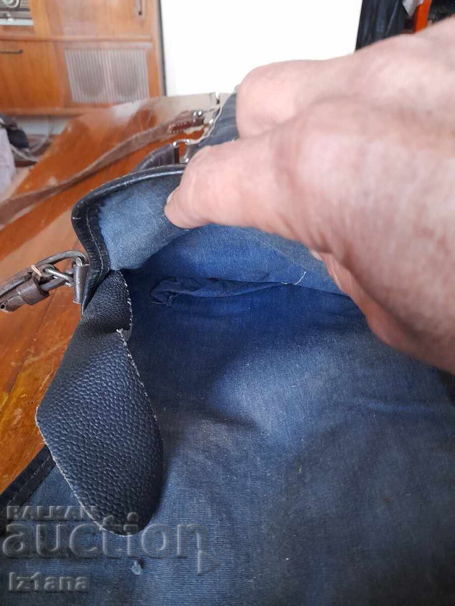 Delivery of Old rifle case Delivery of Old rifle case