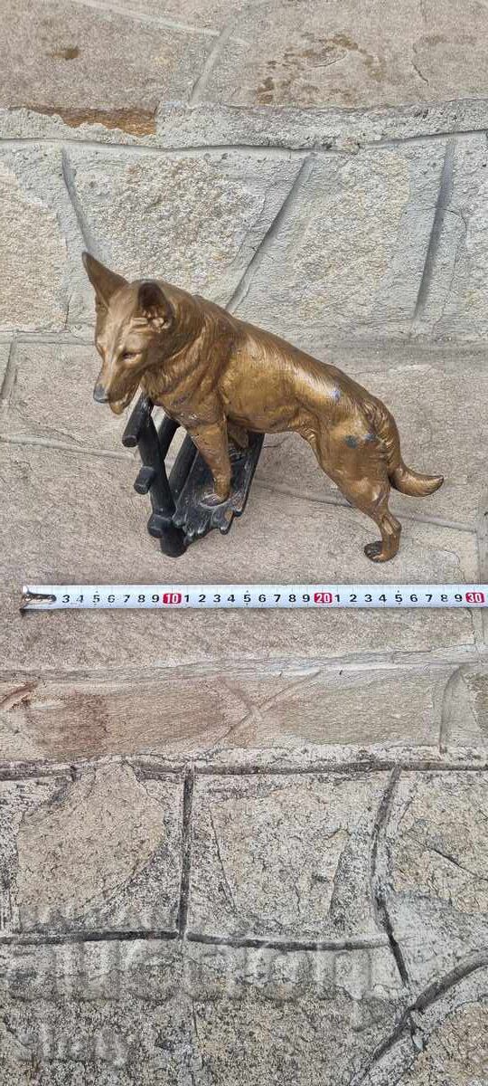 Метална фигура на куче. Скулптура с цена € 55.00 | 107.57 лв.