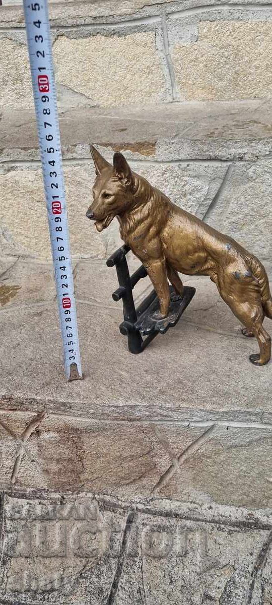 Метална фигура на куче. Скулптура