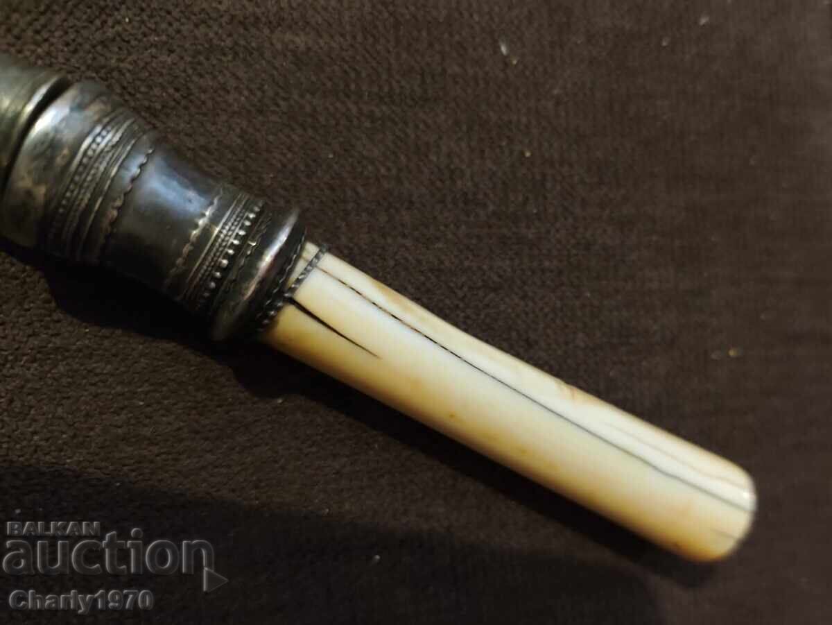 Ένα παλιό μαχαίρι με τιμή € 150.00 | 293.37 BGN Ένα παλιό μαχαίρι με τιμή € 150.00 | 293.37 BGN