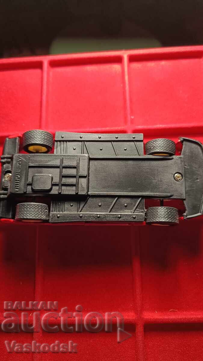 Auction  A metal cart